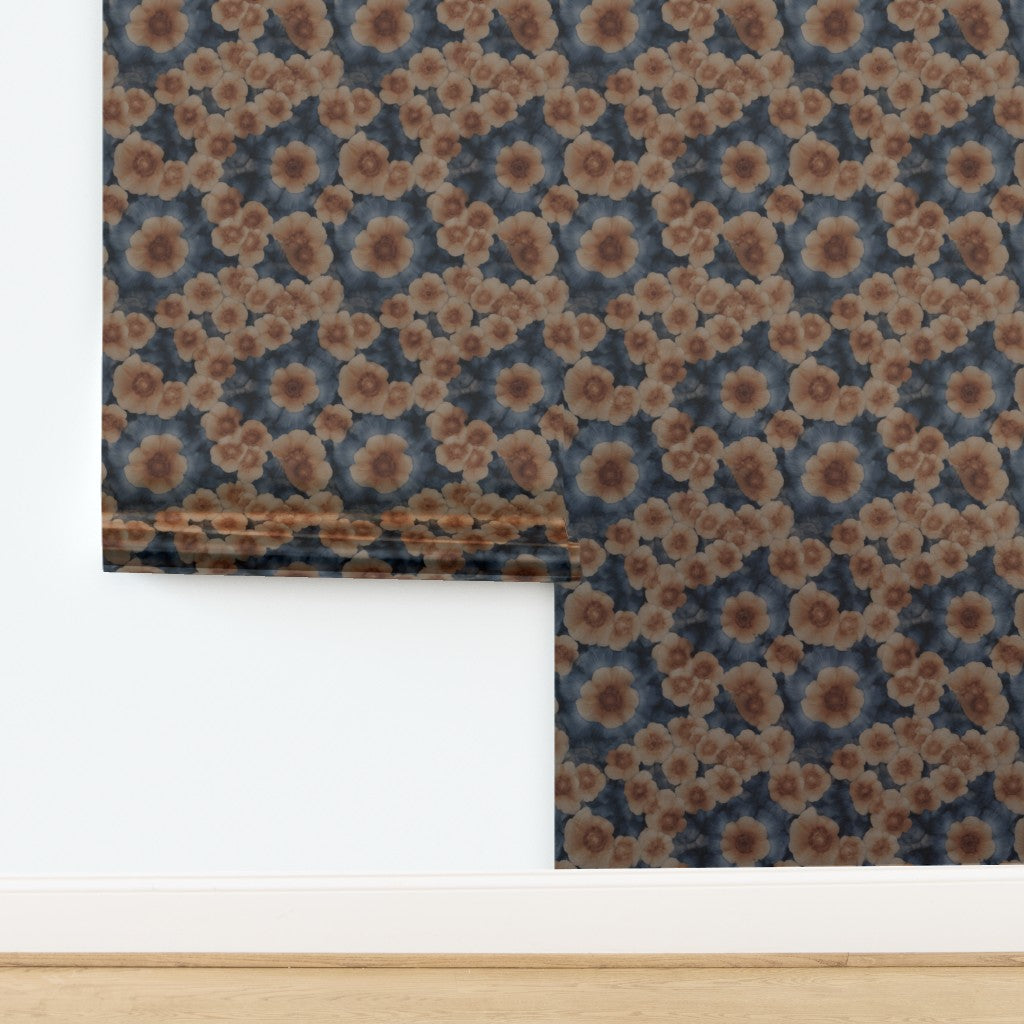 Luminous reflection on the Sea Poppies wallpaper printed on metallic substrate.