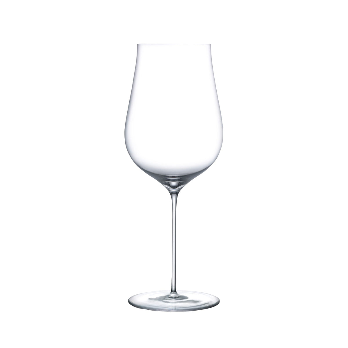 Detail view of the hand-blown lead-free crystal bowl of the Ghost Zero tulip red wine glass.