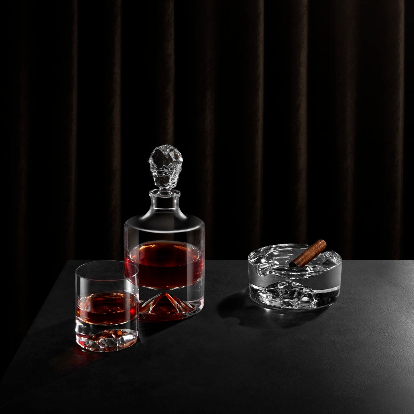 Detailed view of the structured cigar rest on the premium NUDE Glass crystal ashtray.