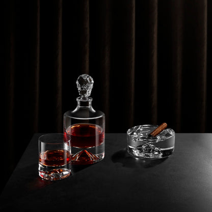 Detailed view of the structured cigar rest on the premium NUDE Glass crystal ashtray.