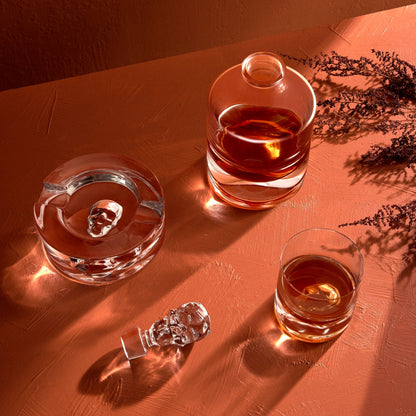 Detailed view of the architectural stopper and hand-polished crystal neck of the NUDE Shade decanter