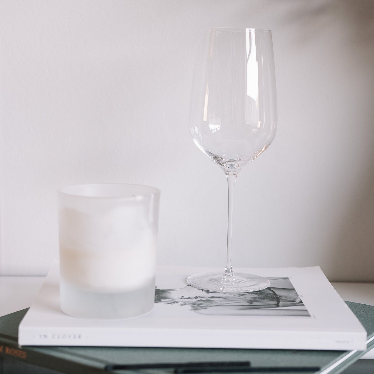 Sophisticated lifestyle setting with the Stem Zero crystal wine glass alongside contemporary decor.