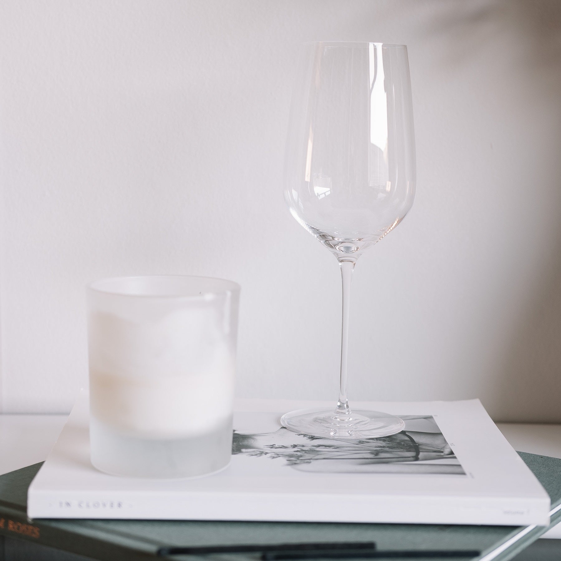 Sophisticated lifestyle setting with the Stem Zero crystal wine glass alongside contemporary decor.